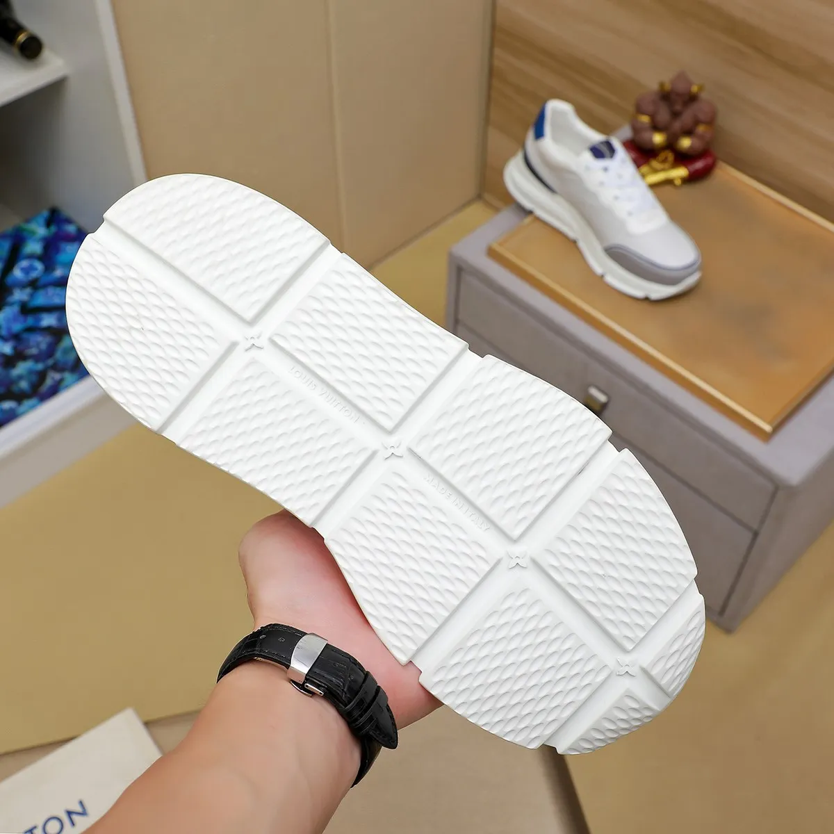 Ex-factory price: 440¥🌹🌹[LV Louis Vuitton] new low-top casual men's shoes. A must-have for fashionable men, new products are released in Hong Kong counters [strong], big-name style, European and American masters strongly create unique styles, comfortable on the feet, super soft outsole, super wear-resistant. Gives people a strong visual impact. Material: imported first-layer cowhide leather upper ➕rubber non-slip outsole, rubber graphics matching, 38 to 44